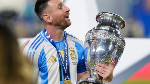 Lionel Messi levantó el trofeo número 45 de su carrera para convertirse en el jugador más laureado en la historia del fútbol.