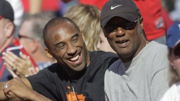 Kobe Bryant y su padre Joe observan un juego de béisbol de los Dodgers en el 2009.