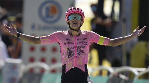 Richard Carapaz celebra su triunfo en el Tour de Francia.