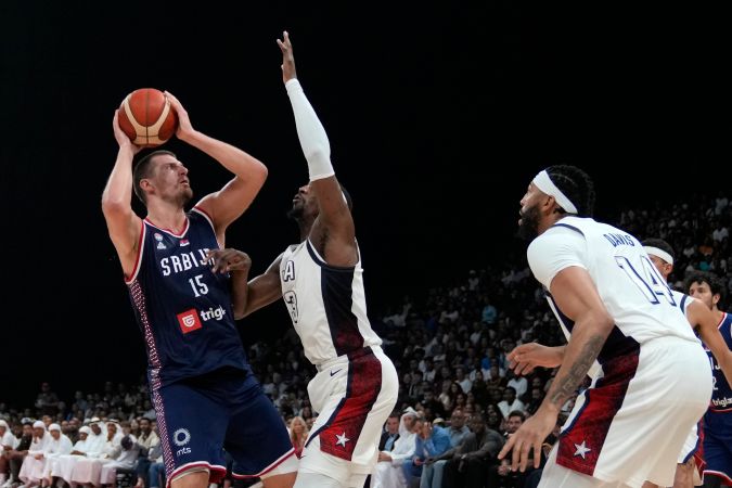 La estrella serbia de la NBA, Nikola Jokic, durante el encuentro de preparación que disputó su selección ante Estados Unidos de cara a París 2024.