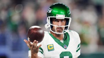 ARCHIVO - Foto del 11 de septiembre del 2023, el quarterback de los Jets de Nueva York Aaron Rodgers calienta antes del duelo ante los Bills de Búfalo. (AP Foto/Rusty Jones, File)