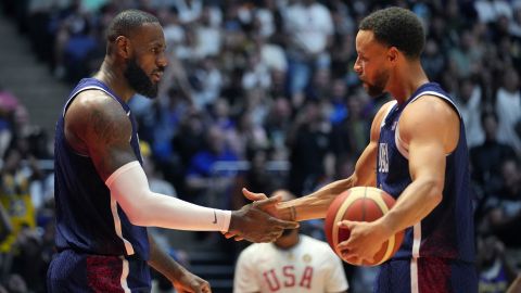 LeBron James y Stephen Curry lideran el equipo de Estados Unidos plagado de estrellas de la NBA.