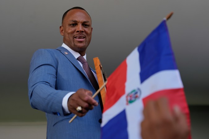 Adrián Beltré con una bandera de República Dominicana durante la ceremonia de exaltación al Salón de Fama de las Grandes Ligas.
