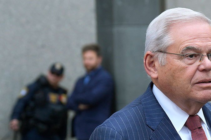 Senador Menéndez dejará su cargo en agosto tras ser hallado culpable de corrupción