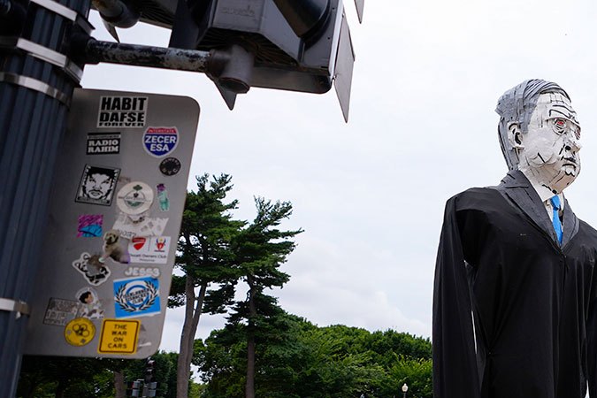 Netanyahu califica de "idiotas útiles de Irán” a los manifestantes que protestan afuera del Capitolio