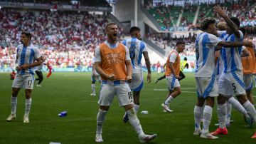 Moento en que Argentina celebraba el gol que le dio el empate por cerca de dos horas, antes de que fuera anulado por fuera de lugar.