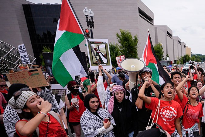 Netanyahu califica de "idiotas útiles de Irán” a los manifestantes que protestan afuera del Capitolio