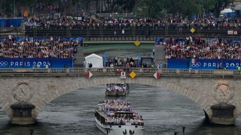 Durante la ceremonia de inauguración de los Juegos Olímpicos París 2024 los atletas desfilaron en barcas sobre el río Sena.