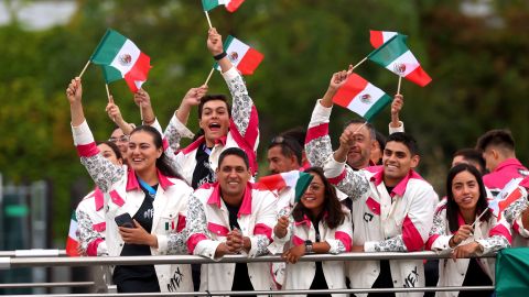 Parte de la delegación mexicana durante la ceremonia inaugural de los Juegos Olímpicos París 2024.