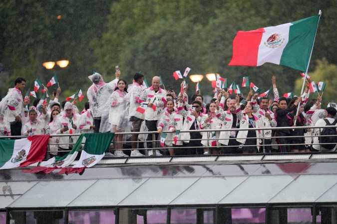 Un momento de lo que fue el desfile de los mexicanos por el río Sena durante la ceremonia de inauguración de los Juegos Olímpicos París 2024.