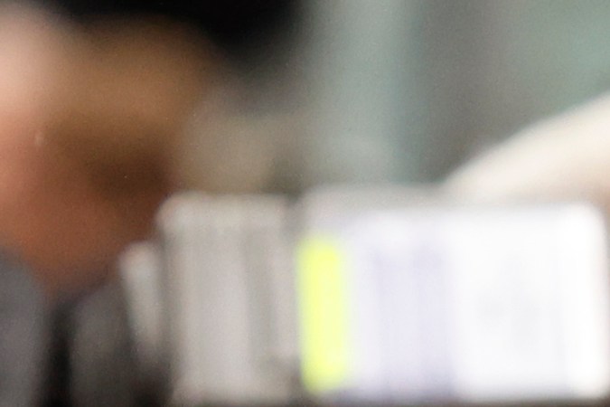 El mexicano Sergio "Checo" Pérez conversando con su compañero de equipo en Red Bull, el neerlandés Max Verstappen este sábado en Bélgica.