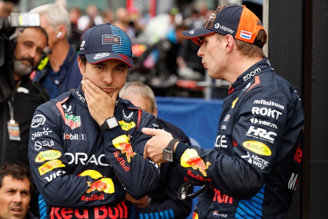 El mexicano Sergio "Checo" Pérez conversando con su compañero de equipo en Red Bull, el neerlandés Max Verstappen este sábado en Bélgica.