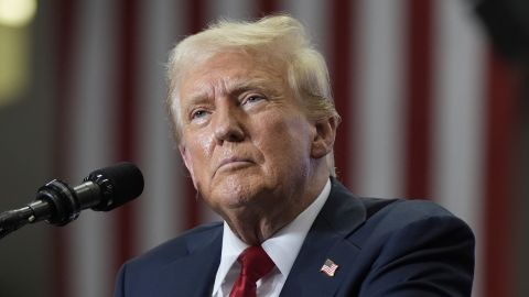 La campaña de Trump dijo que son presidiarios supuestamente exportados por Venezuela.