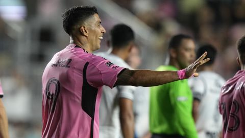 Luis Suárez celebra el gol que le marcó al Puebla.