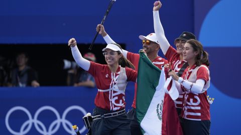 El equipo femenino de tiro con arco celebra la obtención de la medalla de bronce en París 2024.