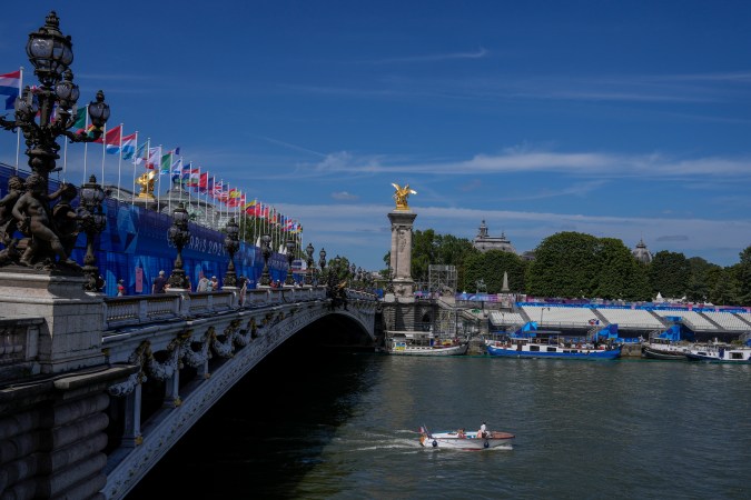 La decisión de habilitar las aguas del contaminado río Sena para que se realicen pruebas de París 2024 generó mucha polémica.