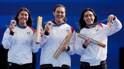 El equipo femenino de tiro con arco posando con su medalla de bronce en París 2024.