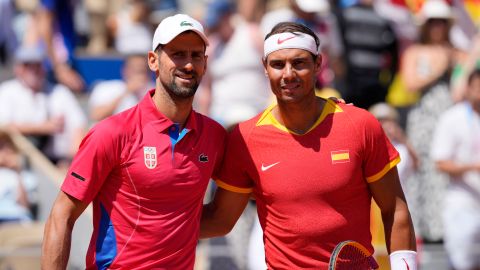 Novak Djokovic posa en París con su archirrival Rafael Nadal.