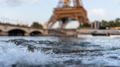 Las aguas del río Sena son conocidas por sus altos niveles de contaminación por lo que han debido ser tratadas para los Juegos Olímpicos París 2024.