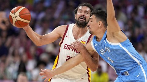 Giannoulis Larentzakis, of Greece, reaches in on Sergio Llull, of Spain, in a men's basketball game at the 2024 Summer Olympics, Tuesday, July 30, 2024, in Villeneuve-d'Ascq, France. (AP Photo/Michael Conroy)