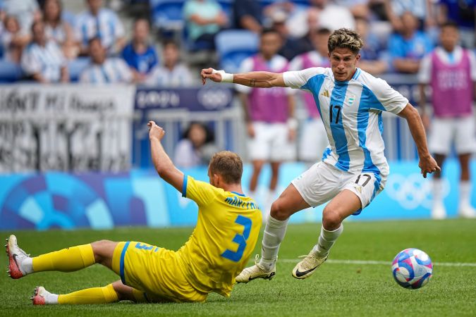 Argentina se quedó con la victoria sobre Ucrania gracias a los goles de Thiago Almada y Claudio Echeverri.