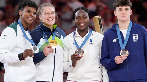 La mexicana Prisca Awiti Alcaraz posando después de recibir su medalla de plata en el judo de París 2024.