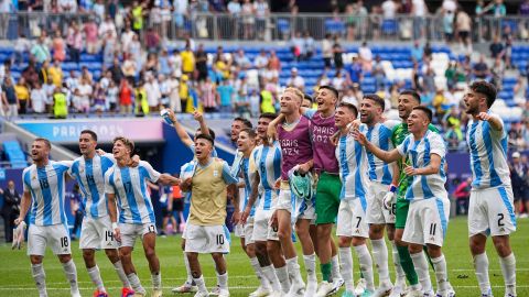 Los jugadores de la Selección de Argentina celebrando su clasificación a los cuartos de final de París 2024.