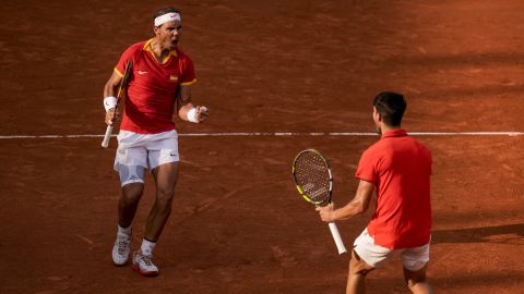 Rafael Nadal y Carlos Alcaraz celebran su triunfo sobre la pareja neerlandesa.