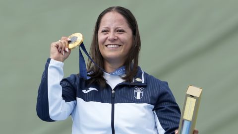 Adriana Ruano muestra la medalla dorada obtenida este miércoles.