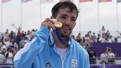 "Maligno" Torres presume su medalla de oro.