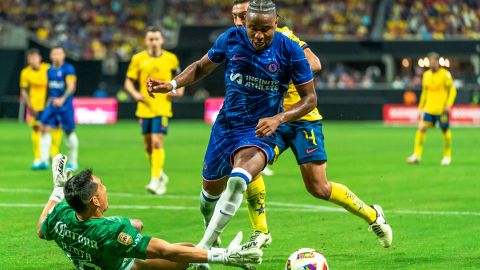 Chelsea forward Christopher Nkunku, center, maintains possession as Club América goalkeeper Rodolfo Cota, left, attempts to steal the ball in the second half of a soccer match, Wednesday, July 31, 2024, in Atlanta. (AP Photo/Jason Allen)