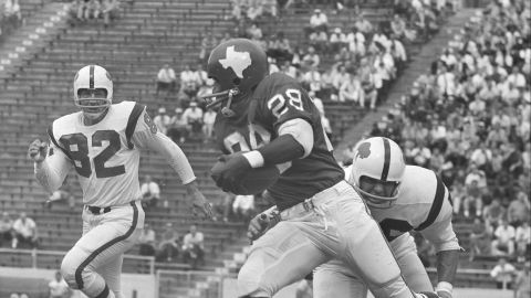 Abner Haynes of the Dallas Texans, 28, runs with the ball for seventeen yards in the first quarter of the game against the Buffalo Bills, Sept. 30, 1962, evading an unidentified Bills tackler and Mack Yoho, 82. The Texans won, 41-21. (AP Photo/Carl Linde)
