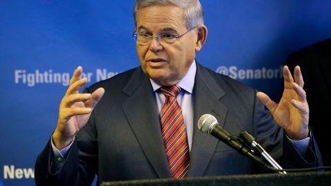 Senador Menendez dejará su cargo en agosto tras ser hallado culpable de corrupción