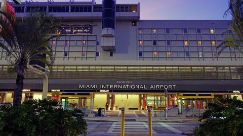 Apuñalan a una mujer dentro del Aeropuerto Internacional de Miami