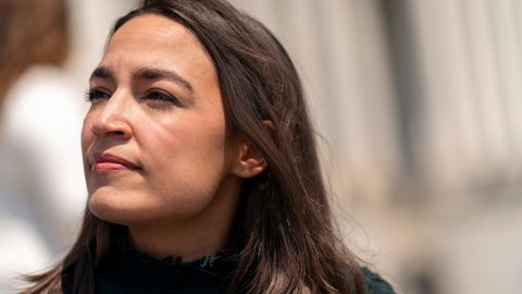 La representante Alexandria Ocasio-Cortez presentó artículos de juicio político contra dos magistrados de la Corte Suprema.