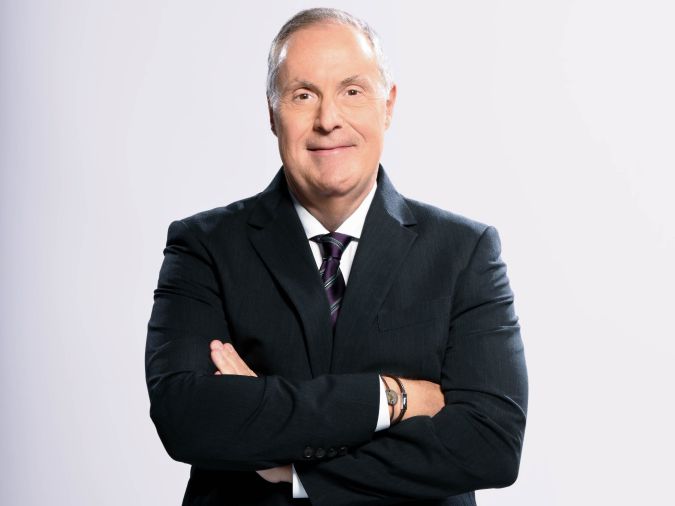 Andrés Cantor, cho veces ganador del premio Emmy y miembro del Salón de la Fama del Fútbol de EE.UU., liderará una vez más al equipo de locutores en el terreno narrando partidos clave en París.