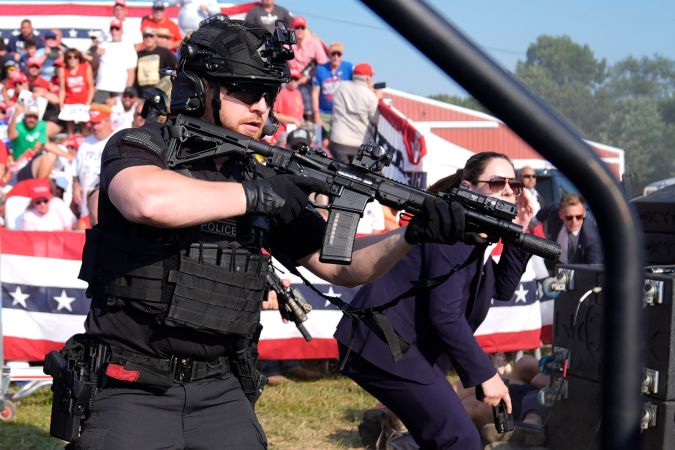 El FBI podría revisar los dispositivos del tirador de Trump a profundidad, descargar lo que hay allí y obtener información