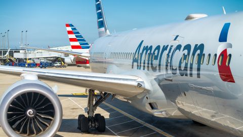 Imágenes del incidente mostraron un avión de American Airlines rodando por la pista con su neumático derecho humeante y en llamas.