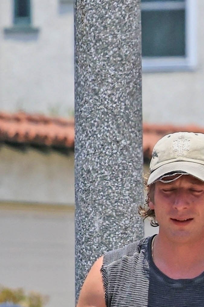 Photo © 2024 Backgrid/The Grosby Group EXCLUSIVE Los Angeles, CA - 14 JULY 2024 The Bear' actor Jeremy Allen White and singer Rosalía seem very much in love amid break-up rumors, as the duo are spotted going for an afternoon walk in Los Angeles. The two were seen chatting together and at times, Rosalia was seen gazing and smiling at Jeremy often time. The pair were seen exiting the Mr Beef food pop-up at Uncle Paulie’s in WeHo and Jeremy walked Rosalia home. Jeremy is wearing white jeans, white Nike sneakers, a grey shoulder less tank top and a hat. Rosalia is wearing a long white skirt and a black tube top.*** Jeremy Allen White y Rosalía parecen muy enamorados en medio de rumores de ruptura. Se vio a los dos charlando y, en ocasiones, se vio a Rosalía mirando y sonriendo a Jeremy. Se vio a la pareja saliendo del local de comida Mr Beef en Uncle Paulie's en WeHo y Jeremy acompañó a Rosalía a casa. Jeremy lleva jeans blancos, zapatillas Nike blancas, una camiseta gris sin hombros y un sombrero. Rosalía viste una falda larga blanca y un top de tubo negro.