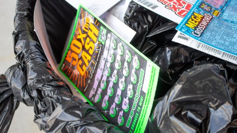 Boleto de lotería en basura
