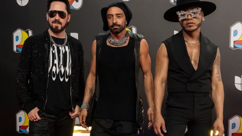 La banda mexicana Camila en la alfombra roja de los Premios Juventud.