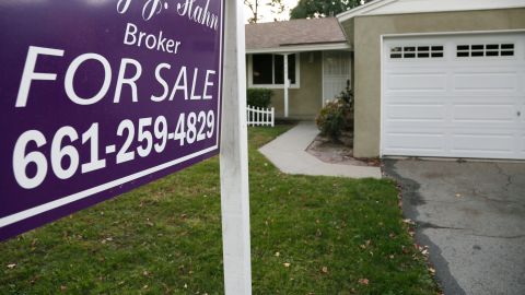 FILE - This Monday, Nov. 3, 2014, file photo, shows a house for sale in Los Angeles. The number of Americans signing contracts to buy homes rose modestly in November as a strengthening economy helped nudge some would-be homebuyers. (AP Photo/Richard Vogel, File)