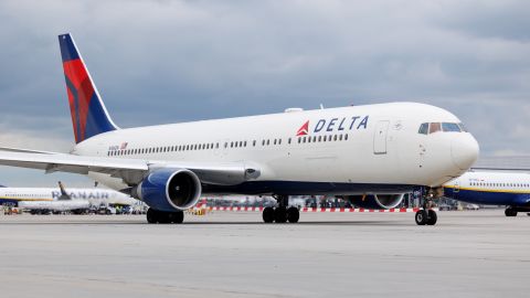 EE UU investiga a Delta Airlines por cancelaciones masivas