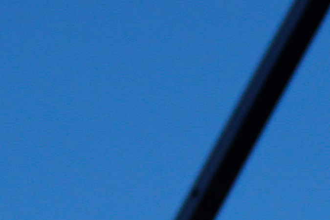 El expresidente Donald Trump levantó el puño y saludó a la multitud mientras lo sacaban del escenario.