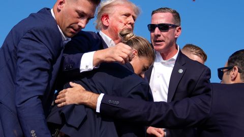 Donald Trump, con sangre en la oreja, fue rodeado por agentes del Servicio Secreto de inmediato.