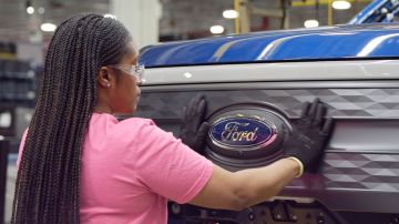 Ford sufre caída de acciones en el segundo trimestre