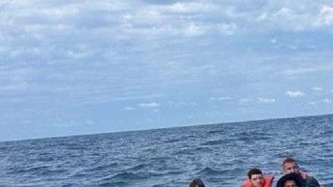 Los cinco hombres fueron hallados con chalecos salvavidas sentados encima del barco volcado en las costas de Florida.