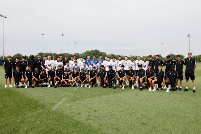 Estrellas de la MLS y futuros jugadores de la liga después de un entrenamiento previo al Juego de Estrellas.