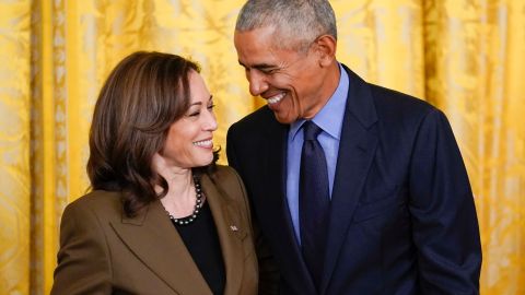 El expresidente Barack Obama habla con la vicepresidenta Kamala Harris durante un evento en la Casa Blanca el 5 de abril de 2022.