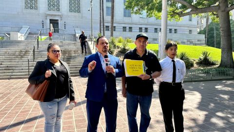 Guatemaltecos que se oponen al Guatemalan Town en el Concejo de Los Ángeles.